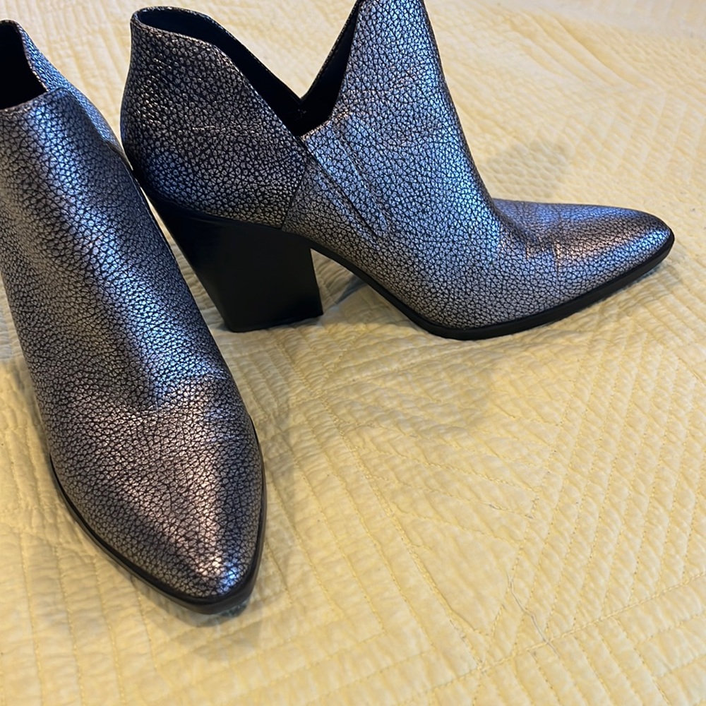 Ladies Naturlizer Booties Size 9.5. Like brand new!